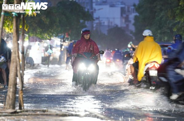 Dự báo thời tiết TP.HCM hôm nay 14/9: Mưa rào và dông rải rác