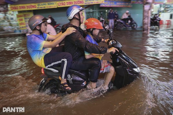 Dự báo triều cường vượt đỉnh, nhiều trường ở TPHCM cho học sinh về sớm