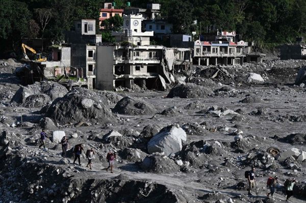 Du khách bất ngờ trở về sau 37 ngày mất tích trong thảm họa lũ quét Nepal