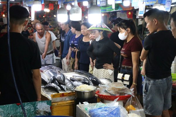 Du khách chen chân đi chợ mua hải sản Quảng Ninh