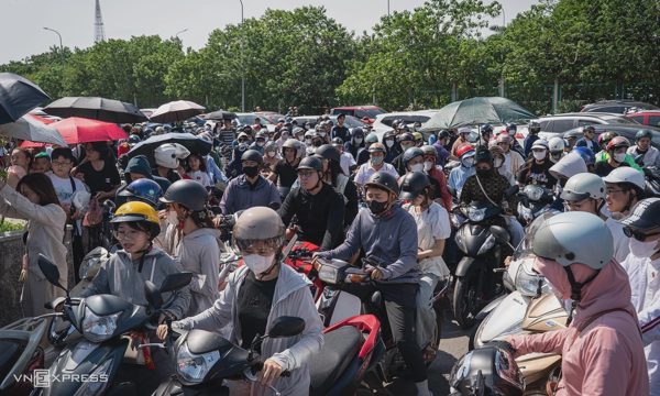 Du khách chờ cả tiếng dưới nắng vào bảo tàng Lịch sử Quân sự
