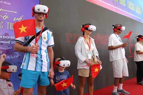 Du khách Nga: Hiểu hơn Việt Nam sau trải nghiệm 'Trở về thời khắc thiêng liêng'