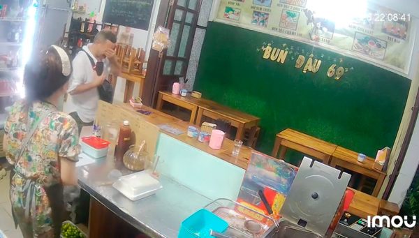 Du  khách Nga xúc động chảy nước mắt khi nhận quà từ chủ quán Việt lúc nửa đêm