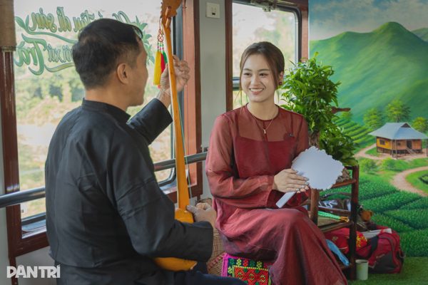 Du khách nghe hát then, thưởng trà trên chuyến tàu di sản Thái Nguyên