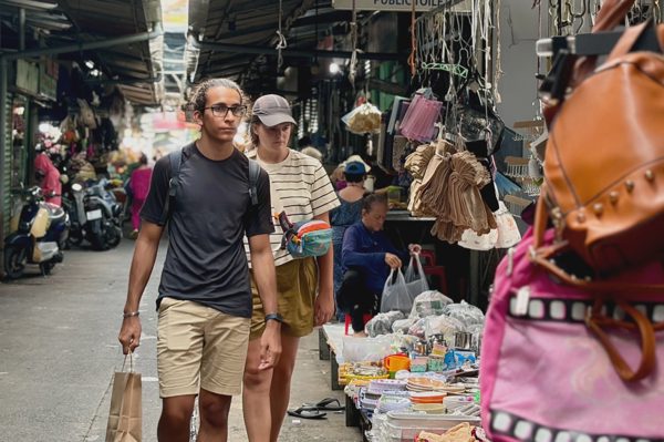 Du khách nhiều, chi tiêu ít: TPHCM làm gì để khai thác "mỏ vàng" mua sắm?