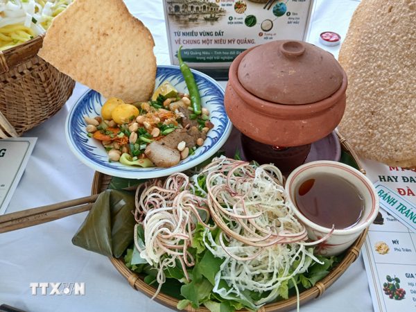 Du khách nước ngoài cảm nhận gì khi ăn mỳ Quảng, bánh xèo tại Hội An?