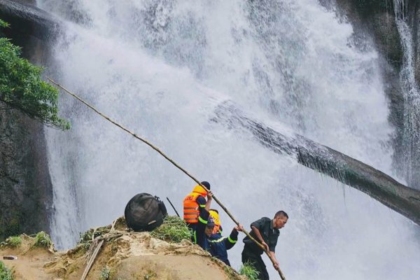 Du khách ở TPHCM bị dòng nước cuốn mất tích khi tắm thác ở Hà Giang