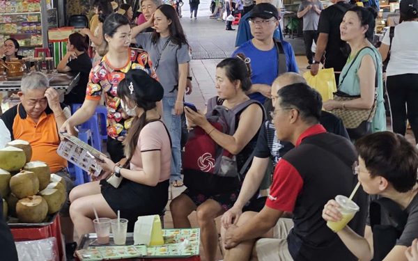 Du khách phản ánh gián bò vào thức ăn ở chợ Bến Thành: Đình chỉ quầy vi phạm, siết an toàn thực phẩm