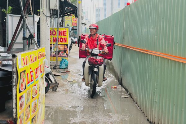 Đủ kiểu kinh doanh của tiểu thương khi TPHCM rào chắn, thi công metro số 2