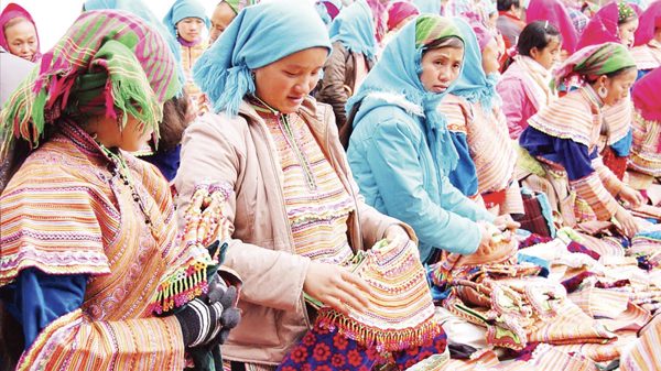 Du lịch “tiếp sức” cho làng nghề