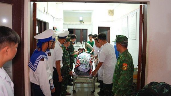 Đưa bệnh nhân bị đa chấn thương về đất liền an toàn