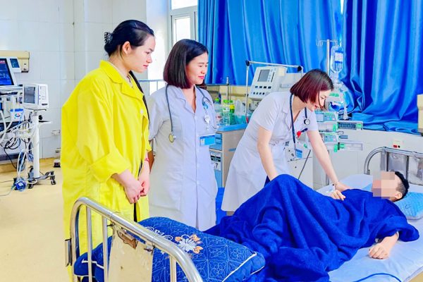 Đưa con đi bơi, nữ bác sĩ kịp thời ép tim cứu người đuối nước