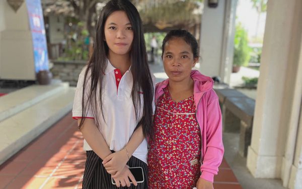 Đưa con gái đến dự lễ trao học bổng Tiếp sức đến trường với bộ quần áo đi xin từ thiện