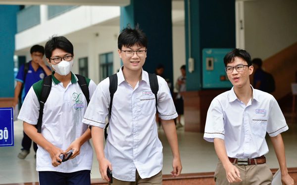 Đưa đón con tại trường: Nơi ướt nhẹp ngoài cổng, nơi linh hoạt mở cửa cho phụ huynh