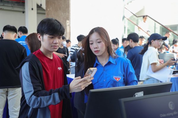 Đưa sinh viên ra ngoại thành: Trường đi, trường hoãn