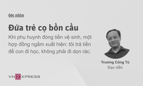 Đứa trẻ cọ bồn cầu