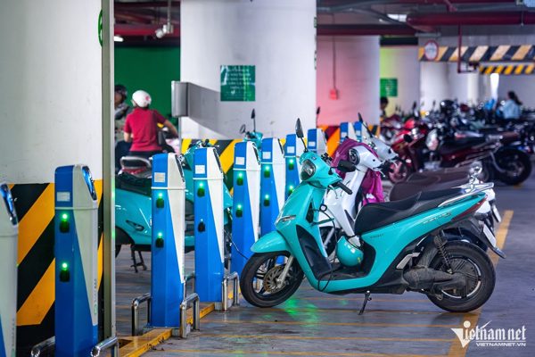 Đưa xe điện vào chung cư ở Hà Nội: Vướng từ chỗ đỗ đến trạm sạc