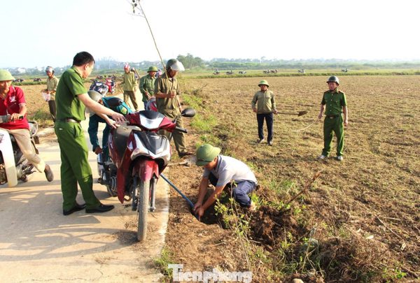 Đưa xe máy ra đồng ‘hun khói’ bắt chuột