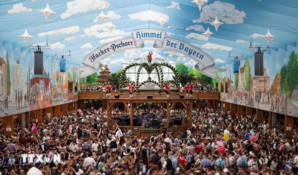 Đức: Lượng khách đổ về lễ hội bia Oktoberfest tăng đột biến