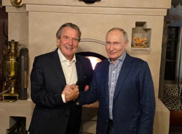 Đức phản ứng vì cựu thủ tướng dự sinh nhật Tổng thống Nga Putin