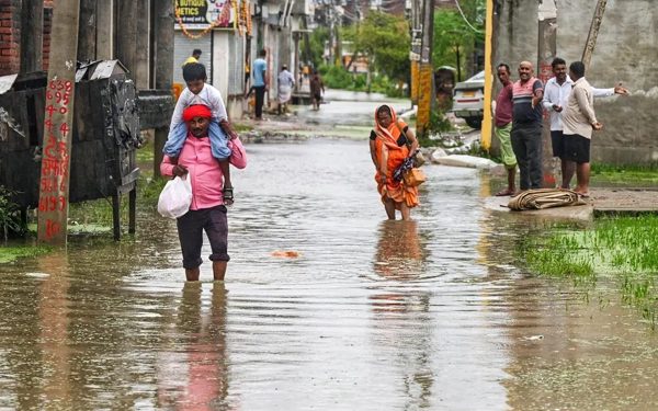 Đúng 1 tháng sau thảm kịch lũ quét, Nepal lại bị lở tuyết; lũ lụt và lở đất ở bang đông dân nhất Ấn Độ