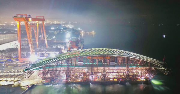 Đúng 2h15 ngày 16/10, tập đoàn của đại gia gốc Thanh Hóa đã hoàn thành công đoạn khó nhất với vòm thép nặng 3.400 tấn, hàng trăm người vỗ tay vỡ òa giữa đêm