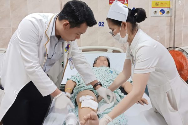 Đứng bán hàng nhiều năm, bà chủ tiệm tạp hóa 49 tuổi phải ngồi xe lăn nhập viện