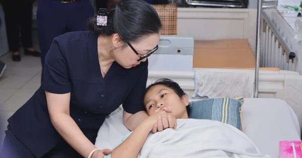 Dũng cảm lao ra cứu trẻ 2 tuổi, cô giáo mầm non bị xe tải cán qua chân