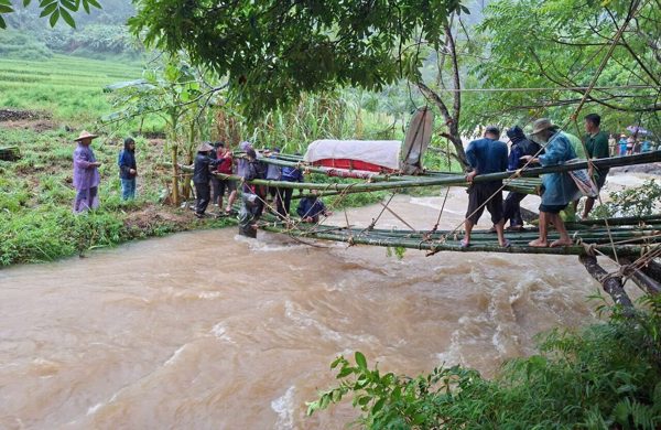 Dựng cầu tạm vượt suối, đưa người quá cố về nơi an nghỉ giữa mưa lũ ở Thanh Hóa