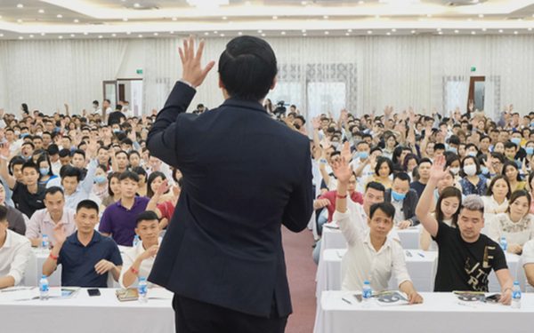 Dừng đào tạo, doanh thu của công ty chuyên bán khóa học làm giàu giảm... 90%