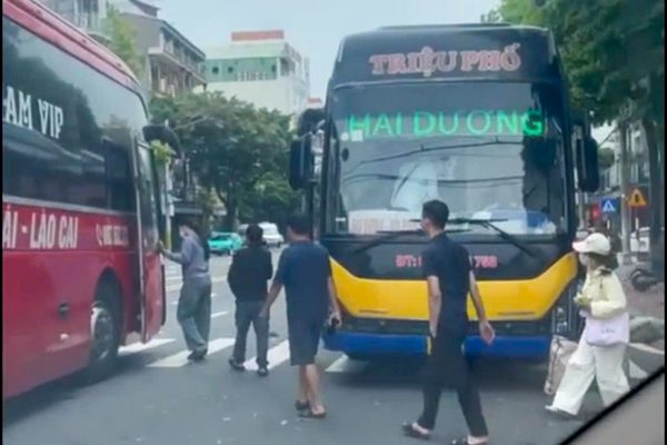 Dừng ngược chiều, đón trả khách sai quy định, tài xế ở Lào Cai bị xử phạt