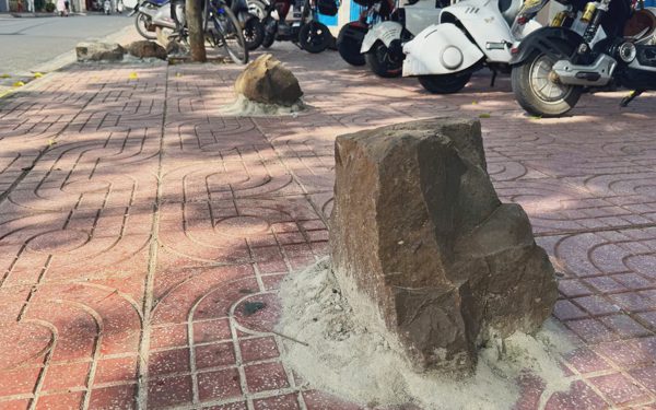 Dựng nhiều tảng đá trước trường học để chống ô tô đậu trên vỉa hè