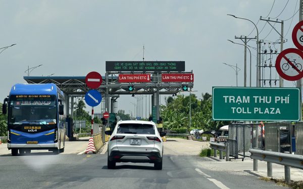Đừng nhìn đường cao tốc qua... phí