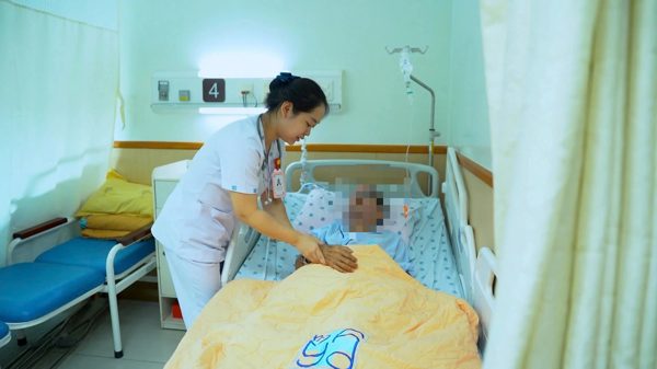 Dùng nước chanh chữa bệnh, người đàn ông hôn mê trong chuyến du lịch