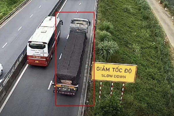 Dừng ô tô trên cao tốc không đặt cảnh báo, nam tài xế bị phạt