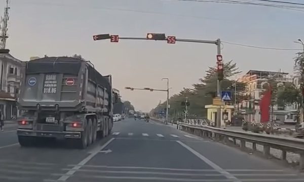 Dừng quá vạch, tài xế xe đầu kéo bị phạt lỗi vượt đèn đỏ