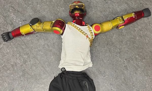 Dùng robot hình người sàm sỡ thiếu nữ