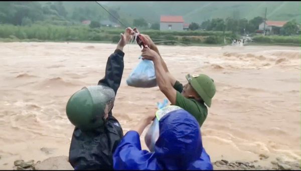 Dùng ròng rọc tiếp tế lương thực cho 100 hộ dân bị cô lập vùng lũ ở Bắc Ninh