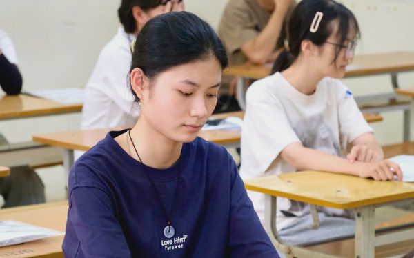 Dùng thiết bị dò kim loại, lắp camera trong phòng thi tại  kỳ thi chọn học sinh giỏi quốc gia