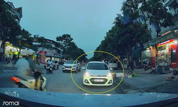 Dừng xe ngược chiều ở đường rộng - thông cảm hay lên án?