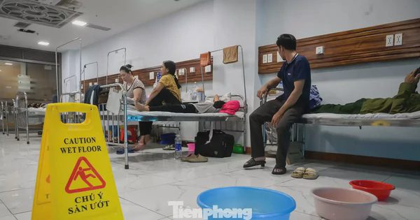 Dùng xô chậu hứng nước dột tại bệnh viện gần 1.800 tỷ ở Ninh Bình