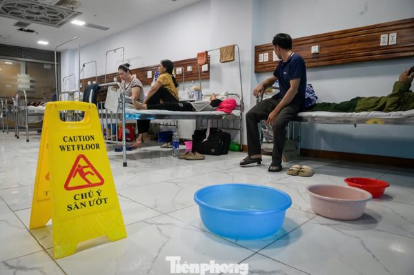 Dùng xô hứng nước thấm dột tại Bệnh viện gần 1.800 tỷ đồng ở Ninh Bình