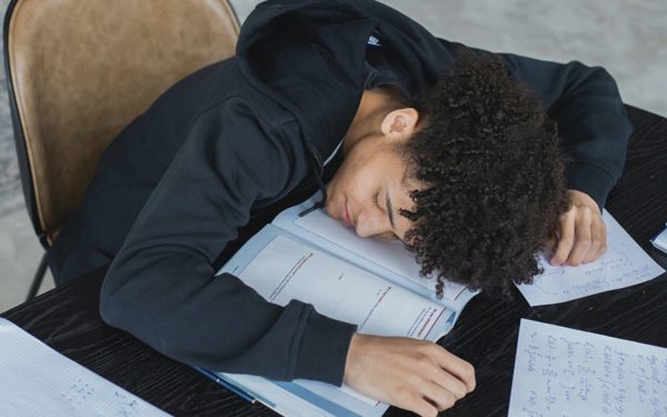 Được trả tiền mỗi đêm để ngủ đủ 7 tiếng, sinh viên học tốt hơn