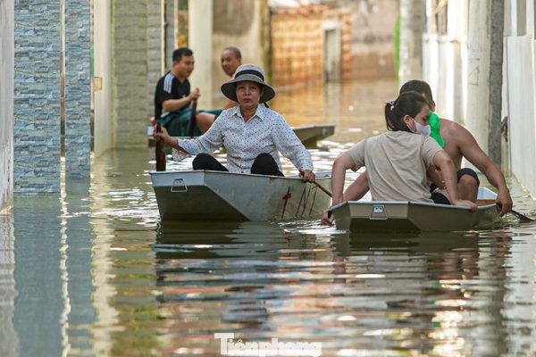 Đường biến thành sông, 'bến thuyền' xuất hiện giữa ngoại thành Hà Nội