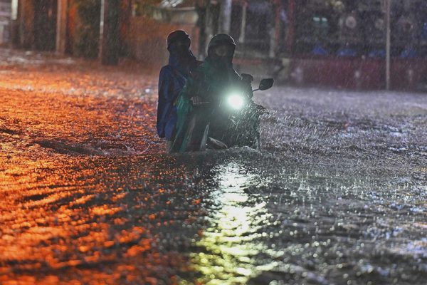 Đường biến thành sông, nước ngập ngang yên xe máy trong cơn mưa lớn ở TPHCM