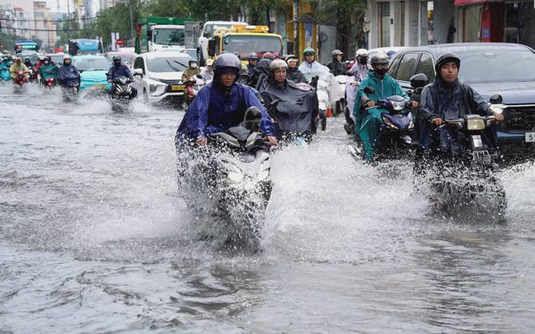Đường Bùi Viện, D5, TP.HCM ngập nước mênh mông sau 1 giờ mưa lớn