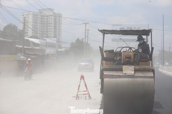 Đường cao hơn nhà một mét, người dân Quốc lộ 13 'kêu trời'
