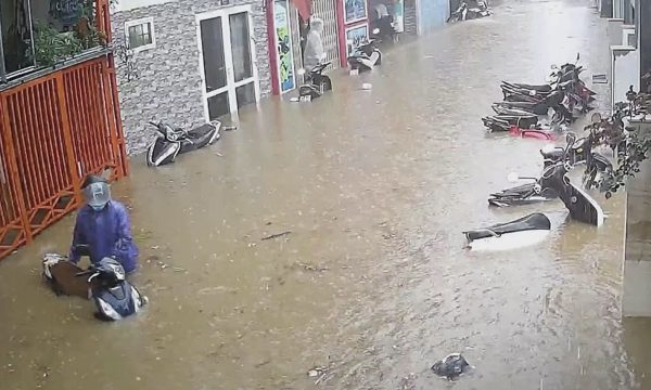 Đường Đà Lạt ngập hơn một mét, hàng loạt xe máy bị nhấn chìm