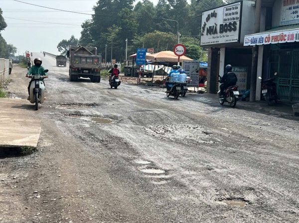 Đường dân sinh sát nách cao tốc Biên Hòa - Vũng Tàu bị 'băm nát'