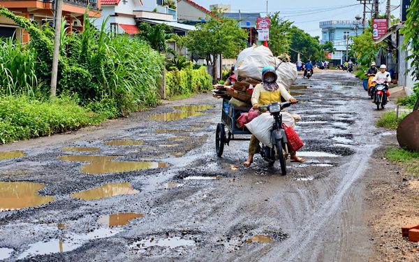 Đường ĐT649 vào danh thắng Gành Đá Đĩa thành 'bẫy ổ voi' sau mưa, trách nhiệm của ai?